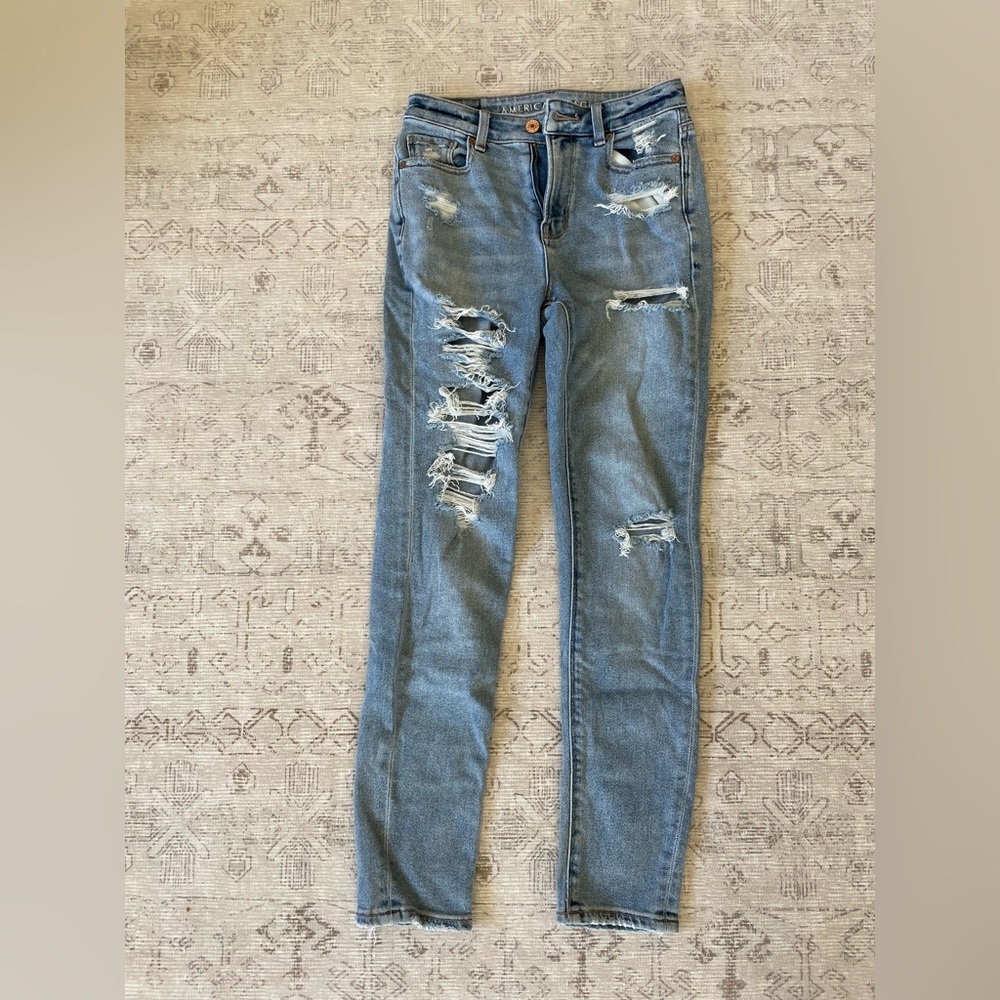American Eagle Distressed Mom Jean 000